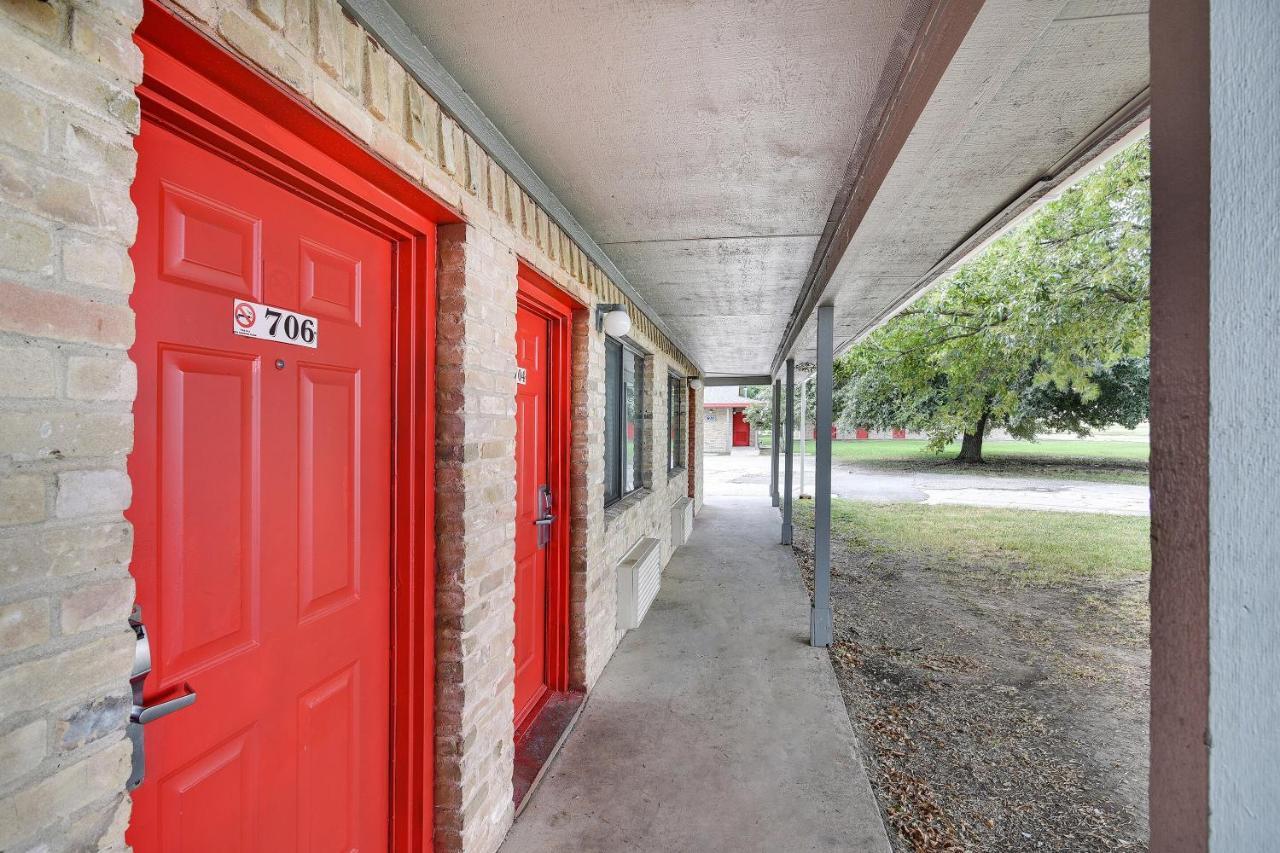 Americas Best Value Inn Lockhart Tx Exterior photo
