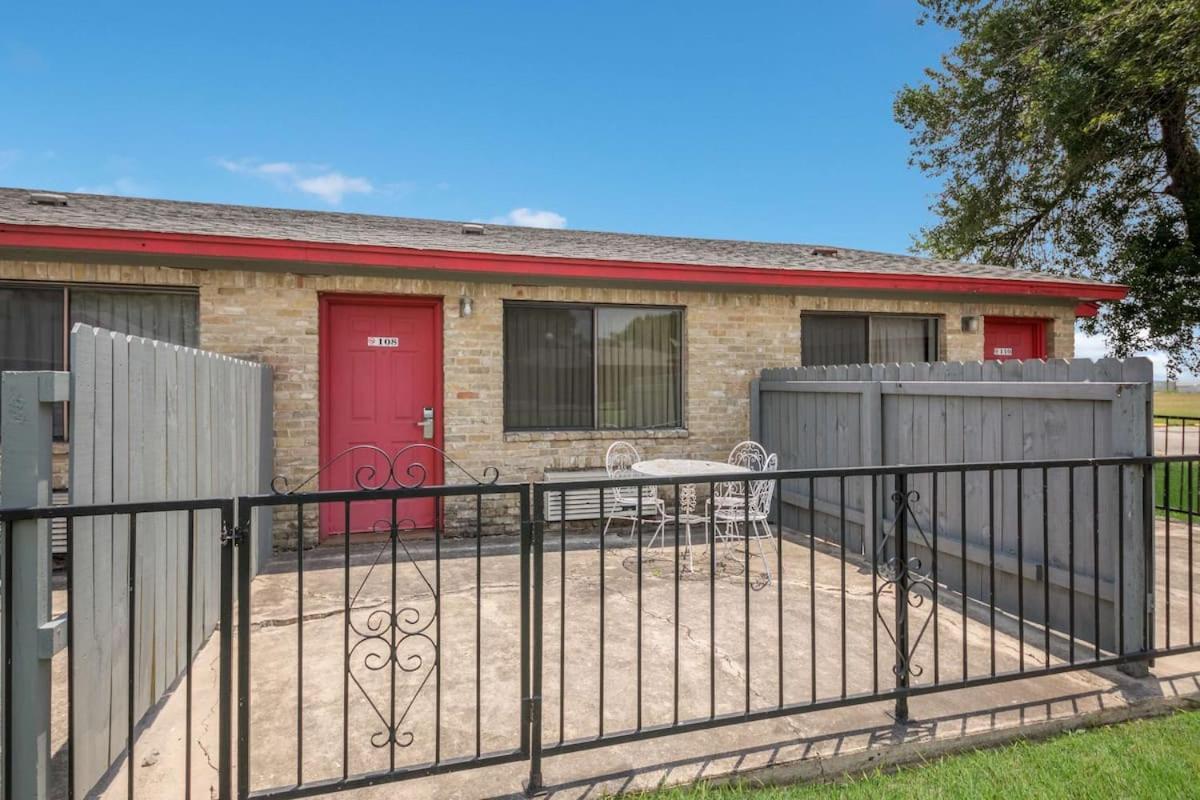 Americas Best Value Inn Lockhart Tx Exterior photo